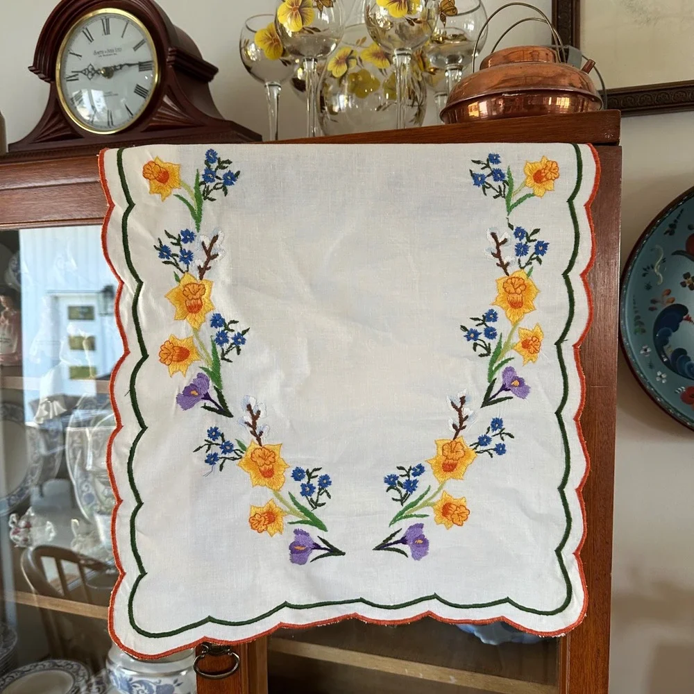 Vtg Embroidered White Floral Table Runner Scalloped Edge Iris 34x16 Cottagecore